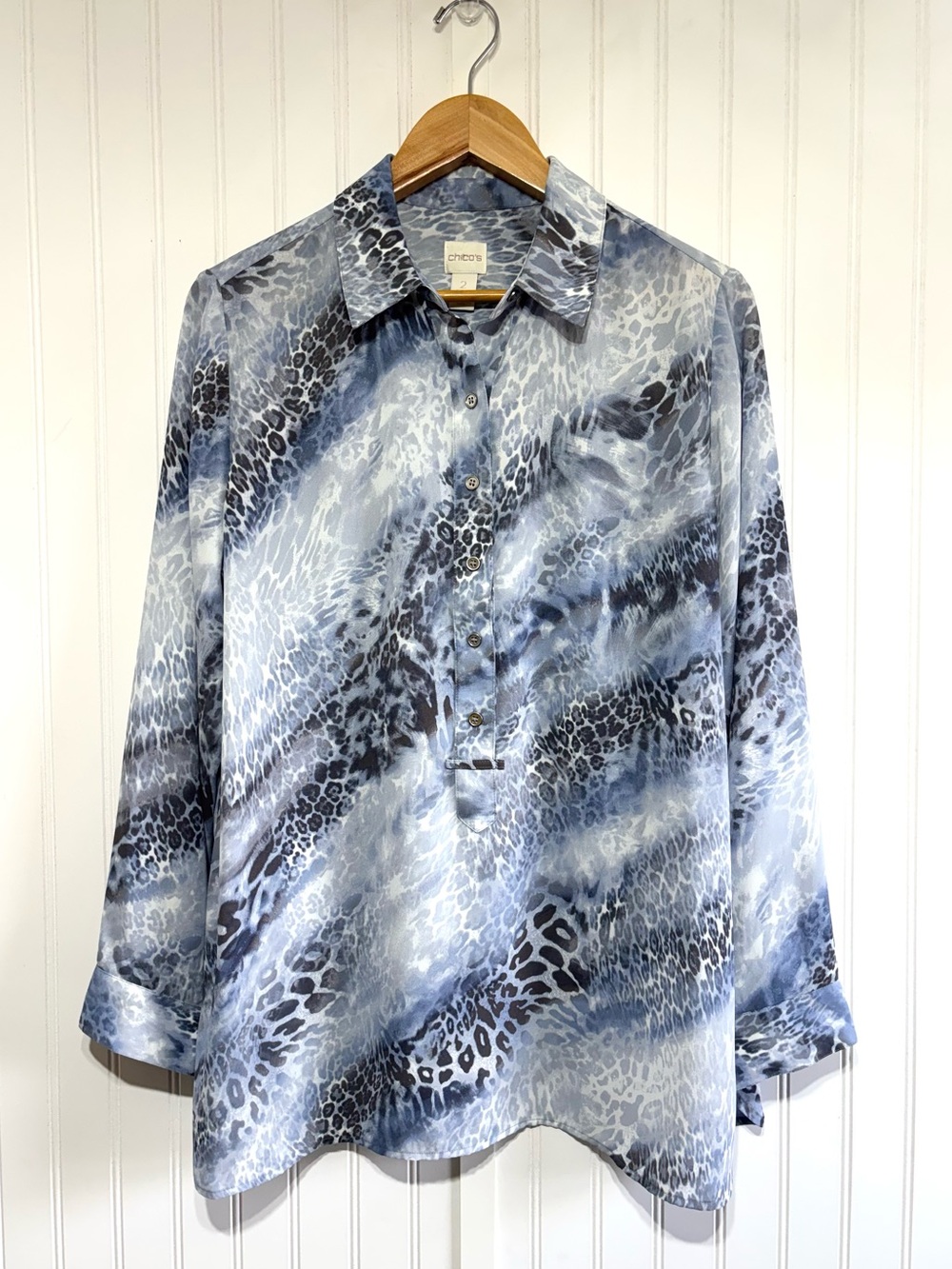 Chico’s Size 2 Blue Animal Leopard Print Partial Button Front Tunic Blouse Large
